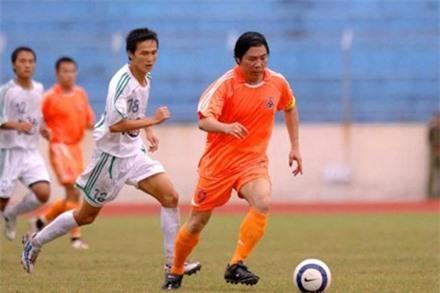 Ông Nguyễn Bá Thanh xỏ giầy ra sân trong một trận đấu gây quỹ từ thiện.