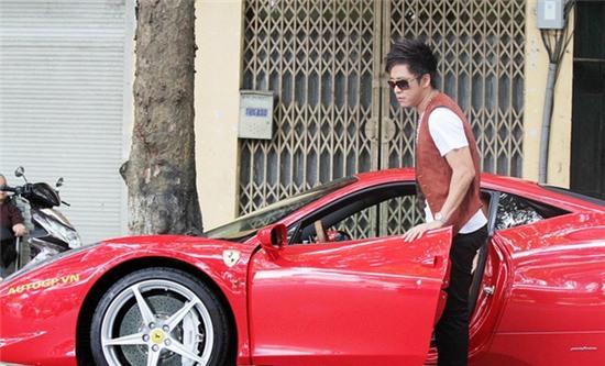 Năm 2012, người Hà Nội sững sờ khi thấy Tuấn Hưng lái chiếc Ferrari 458 Italiia trên phố.