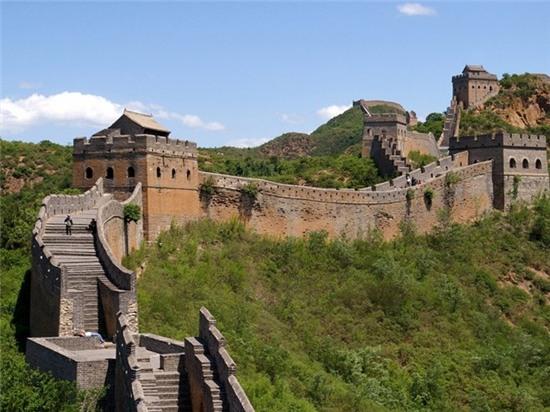 4. Vạn Lý Trường Thành, Trung Quốc: Đây là công trình duy nhất ở trái đất có thể nhìn thấy từ mặt trăng. Bức tường dài 8.851 km được xây dựng bằng đất và đá từ thế kỷ 5 trước Công nguyên đến thế kỷ 16 để bảo vệ Trung Quốc khỏi những cuộc tấn công của người Hung Nô, Mông Cổ.