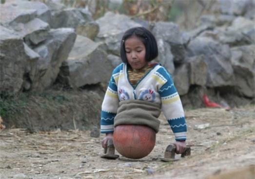 Cô gái không chân gây chấn động Trung Quốc bởi nghị lực sống phi thường
