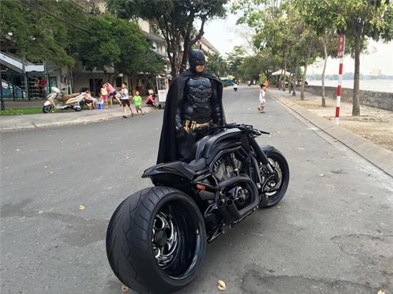Chàng trai Việt Nam đầu tư cả bộ Batman, xuống phố chơi Tết - Ảnh 1. Chàng trai Việt Nam đầu tư cả bộ Batman, xuống phố chơi Tết - Ảnh 1.