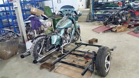 Chàng trai Việt Nam đầu tư cả bộ Batman, xuống phố chơi Tết - Ảnh 11. Chàng trai Việt Nam đầu tư cả bộ Batman, xuống phố chơi Tết - Ảnh 11.