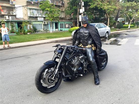 Chàng trai Việt Nam đầu tư cả bộ Batman, xuống phố chơi Tết - Ảnh 3. Chàng trai Việt Nam đầu tư cả bộ Batman, xuống phố chơi Tết - Ảnh 3.