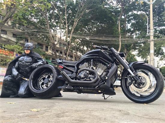 Chàng trai Việt Nam đầu tư cả bộ Batman, xuống phố chơi Tết - Ảnh 6. Chàng trai Việt Nam đầu tư cả bộ Batman, xuống phố chơi Tết - Ảnh 6.