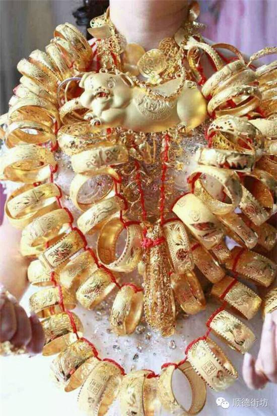 Những cô dâu vàng chỉ trực gãy cổ vì đeo quá nhiều của hồi môn trên người - Ảnh 21. Những cô dâu vàng chỉ trực gãy cổ vì đeo quá nhiều của hồi môn trên người - Ảnh 21.