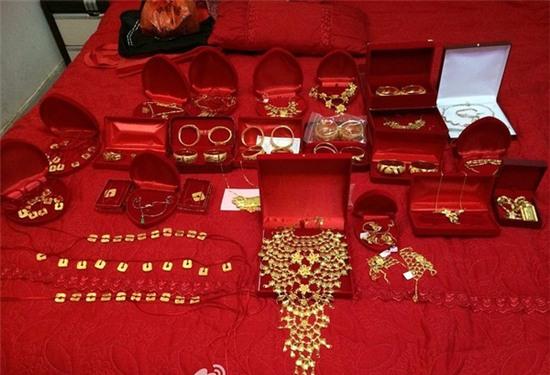 Những cô dâu vàng chỉ trực gãy cổ vì đeo quá nhiều của hồi môn trên người - Ảnh 23. Những cô dâu vàng chỉ trực gãy cổ vì đeo quá nhiều của hồi môn trên người - Ảnh 23.
