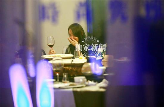 “Mỹ nhân cổ trang” Hồ Tịnh bị bắt gặp uống say đến không đứng vững trên phố - Ảnh 2. “Mỹ nhân cổ trang” Hồ Tịnh bị bắt gặp uống say đến không đứng vững trên phố - Ảnh 2.