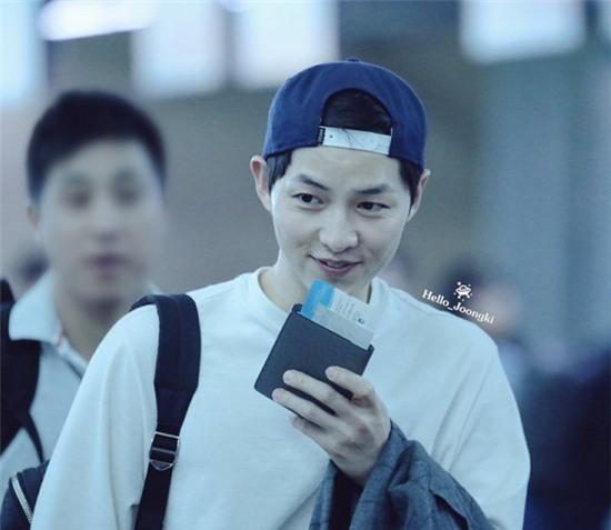 Đại úy Song Joong Ki lại hút hồn bởi vẻ điển trai trong loạt hình ảnh mới - Ảnh 11. Đại úy Song Joong Ki lại hút hồn bởi vẻ điển trai trong loạt hình ảnh mới - Ảnh 11.