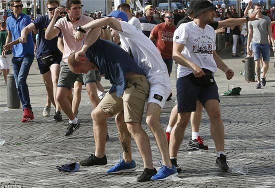 Anh, Nga có thể phải khăn gói quả mướp rời Euro sớm vì vấn nạn hooligan - Ảnh 2. Anh, Nga có thể phải khăn gói quả mướp rời Euro sớm vì vấn nạn hooligan - Ảnh 2.