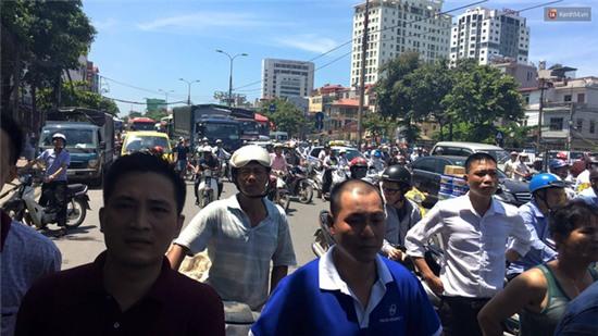 Hà Nội: Cột điện bốc cháy dữ dội, đường Giải Phóng ách tắc - Ảnh 4. Hà Nội: Cột điện bốc cháy dữ dội, đường Giải Phóng ách tắc - Ảnh 4.