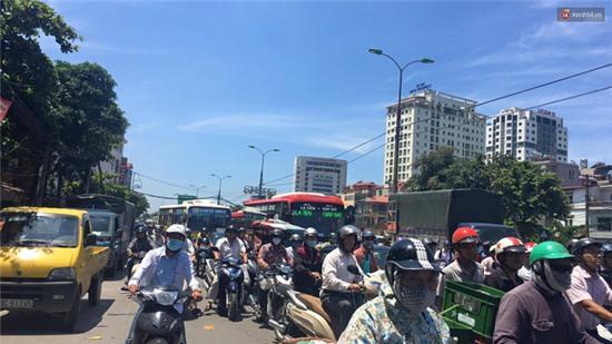 Hà Nội: Cột điện bốc cháy dữ dội, đường Giải Phóng ách tắc - Ảnh 5. Hà Nội: Cột điện bốc cháy dữ dội, đường Giải Phóng ách tắc - Ảnh 5.
