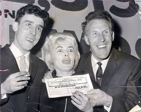 9 người trúng xổ số đen nhất quả đất: Tiền mất, tật mang, tính mạng cũng bị đe dọa! - Ảnh 3. 9 người trúng xổ số đen nhất quả đất: Tiền mất, tật mang, tính mạng cũng bị đe dọa! - Ảnh 3.