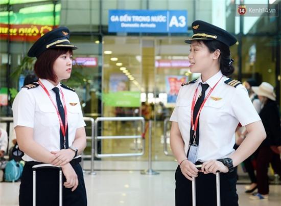 Gặp 2 nữ phi công 9X đầu tiên của hàng không Việt Nam - Ảnh 1. Gặp 2 nữ phi công 9X đầu tiên của hàng không Việt Nam - Ảnh 1.