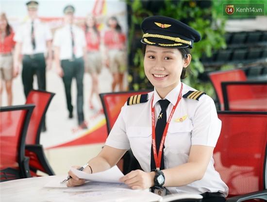 Gặp 2 nữ phi công 9X đầu tiên của hàng không Việt Nam - Ảnh 2. Gặp 2 nữ phi công 9X đầu tiên của hàng không Việt Nam - Ảnh 2.