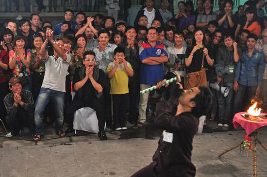 Thanh Bạch phối hợp chống nhạt cùng giám khảo