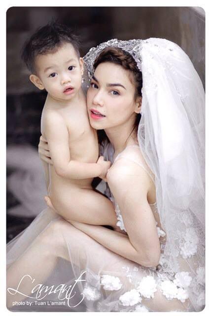 Hồ Ngọc Hà diện đồ cưới chụp ảnh cùng bé Subeo 2 Hồ Ngọc Hà diện đồ cưới chụp ảnh cùng bé Subeo 2