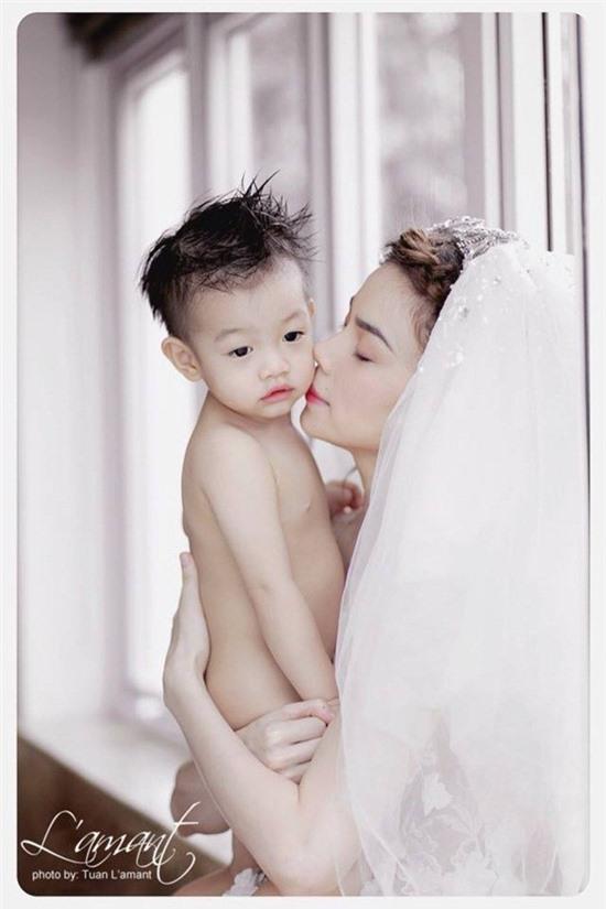 Hồ Ngọc Hà diện đồ cưới chụp ảnh cùng bé Subeo 3
