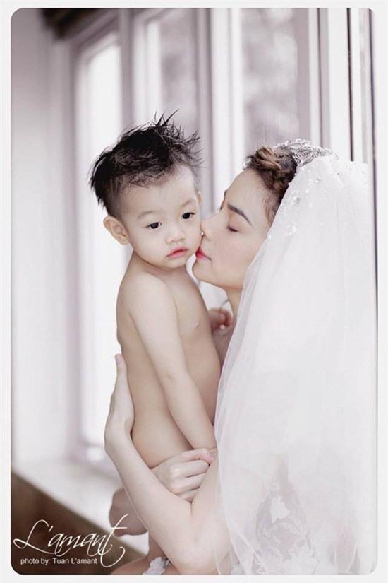 Hồ Ngọc Hà diện đồ cưới chụp ảnh cùng bé Subeo 3 Hồ Ngọc Hà diện đồ cưới chụp ảnh cùng bé Subeo 3