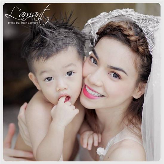 Hồ Ngọc Hà diện đồ cưới chụp ảnh cùng bé Subeo 4 Hồ Ngọc Hà diện đồ cưới chụp ảnh cùng bé Subeo 4