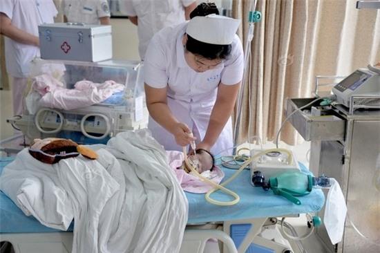 Chồng khóc ngất trước cảnh vợ ném con 6 ngày tuổi xuống ao 2