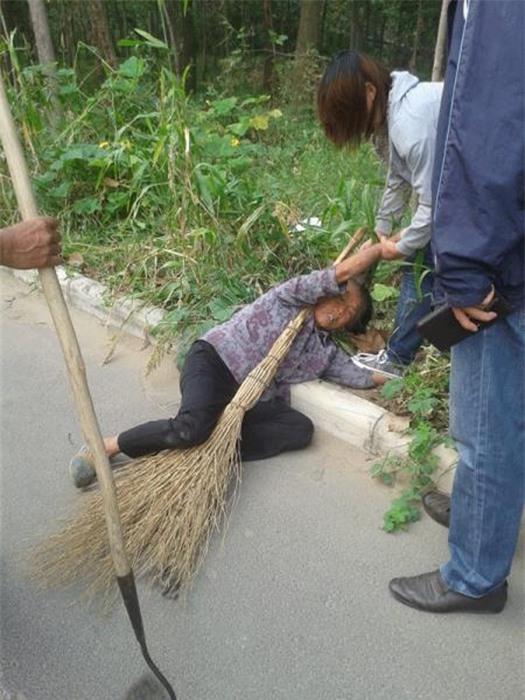 Thiếu nữ 16 tuổi giật tóc, giẫm đạp bà nội ngay giữa đường 1 Thiếu nữ 16 tuổi giật tóc, giẫm đạp bà nội ngay giữa đường 1