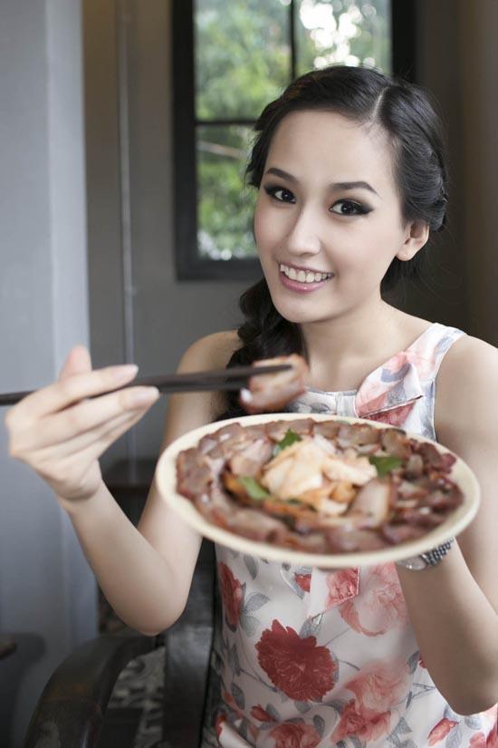 Mai Phương Thúy vẫn tuyệt xinh ngay cả khi vào bếp