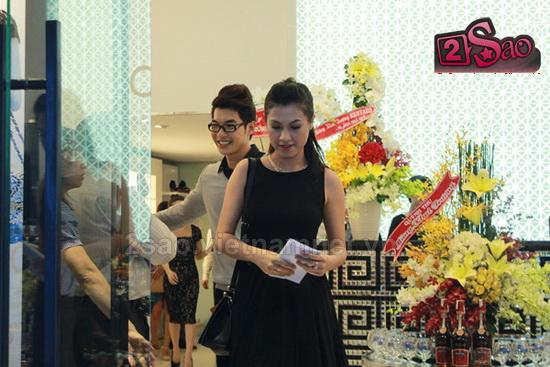 Trương Nam Thành ân cần chăm sóc chị gái Á hậu Hoàng My