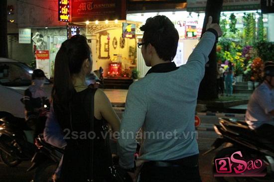 Trương Nam Thành ân cần chăm sóc chị gái Á hậu Hoàng My