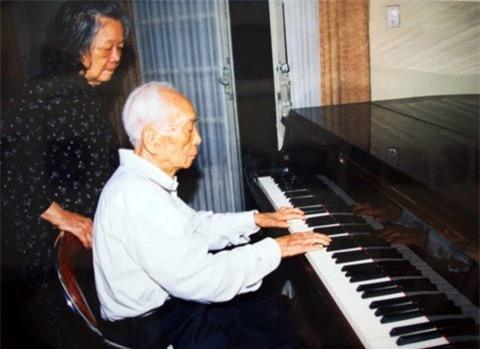 Đại tướng Võ Nguyên Giáp chơi đàn dương cầm cho người bạn đời trong căn phòng riêng của hai ông bà.