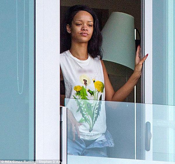 Suri tập tành đi xe tới trường - Rihanna lộ mặt mộc xấu khủng khiếp