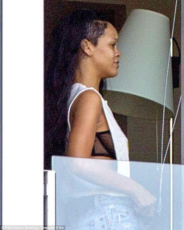 Suri tập tành đi xe tới trường - Rihanna lộ mặt mộc xấu khủng khiếp