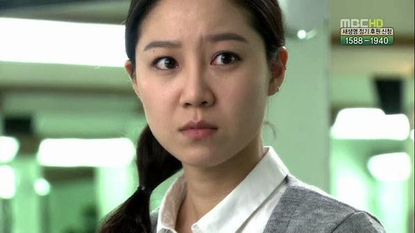 Trong The Greatest Love, Ae Jung (Gong Hyo Jin) rất giận sự xấu tính và ích kỷ của. Seri (Yoo In Na) nên đã tát cô nàng. - 2saovnmynamhanbitattroigiang008a