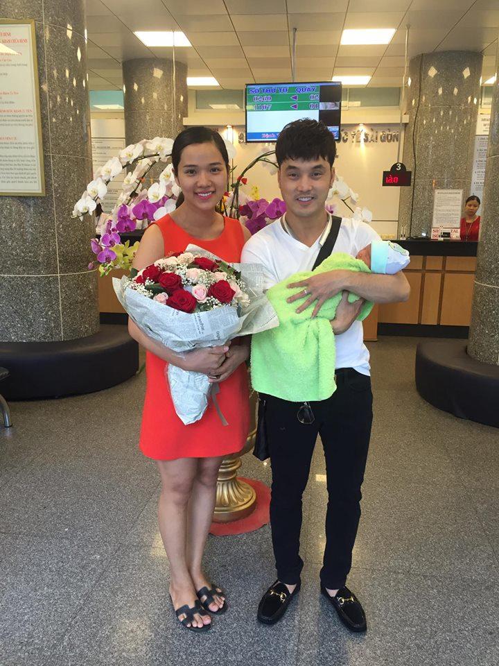 Facebook sao Việt: Vợ chồng Ưng Hoàng Phúc hạnh phúc đón con trai mới sinh về nhà - Ảnh 1