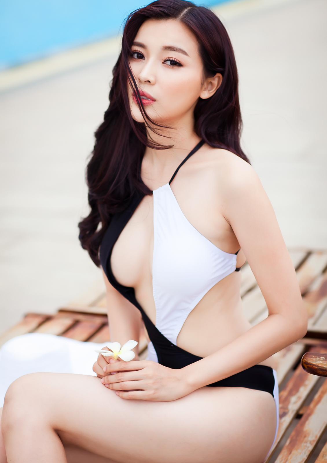 Mướt mắt ngắm Cao Thái Hà diện bikini khoe đường cong quyến rũ sao