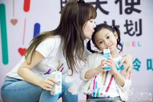 Những nhóc tì nhà sao Hoa ngữ nổi tiếng nhất hiện nay