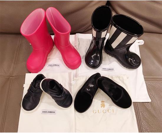 Những đôi giày, boots của hiệu Gucci, Dolce & Gabbana tiền triệu có trong tủ đồ của hai nhóc tỳ.