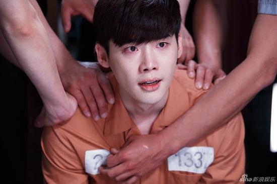 'W' tung ảnh Lee Jong Suk bị bắt giữ vì tội giết người