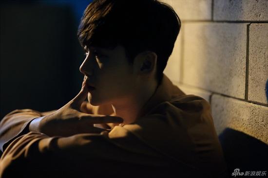 'W' tung ảnh Lee Jong Suk bị bắt giữ vì tội giết người