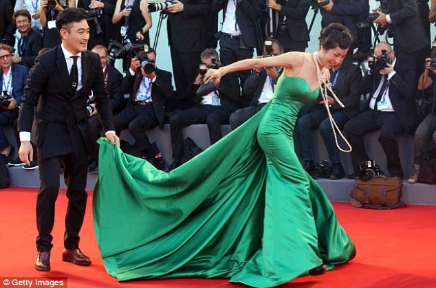 Nữ diễn viên Hàn Quốc ngã sấp mặt trên thảm đỏ LHP Venice - Ảnh 8.
