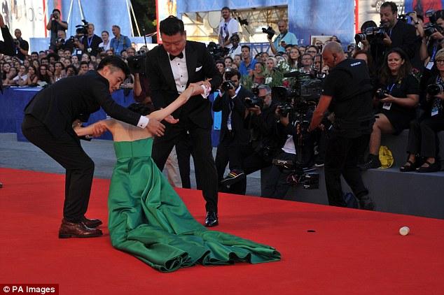 Nữ diễn viên Hàn Quốc ngã sấp mặt trên thảm đỏ LHP Venice - Ảnh 9.