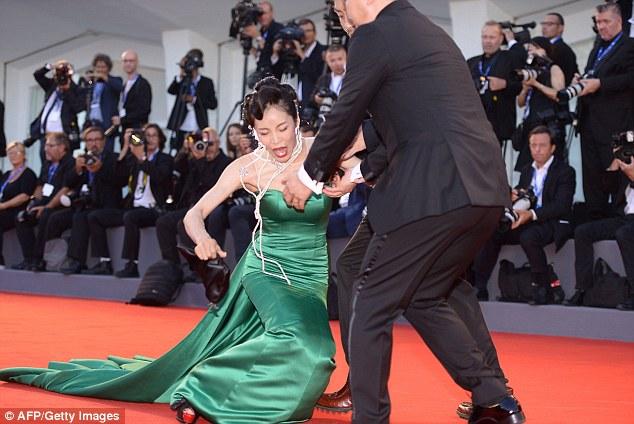 Nữ diễn viên Hàn Quốc ngã sấp mặt trên thảm đỏ LHP Venice - Ảnh 5.