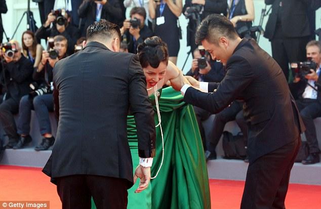 Nữ diễn viên Hàn Quốc ngã sấp mặt trên thảm đỏ LHP Venice - Ảnh 7.