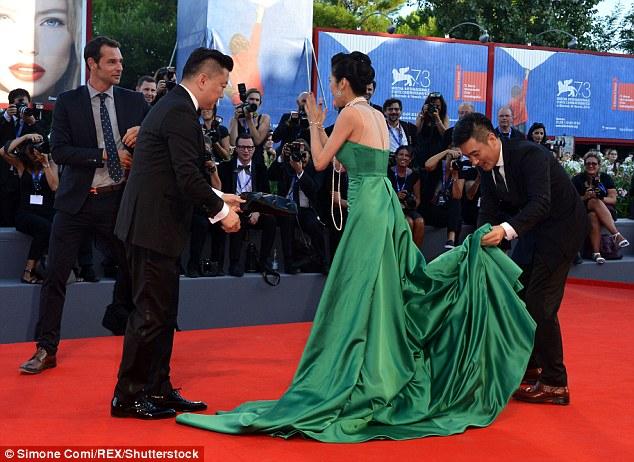 Nữ diễn viên Hàn Quốc ngã sấp mặt trên thảm đỏ LHP Venice - Ảnh 12.