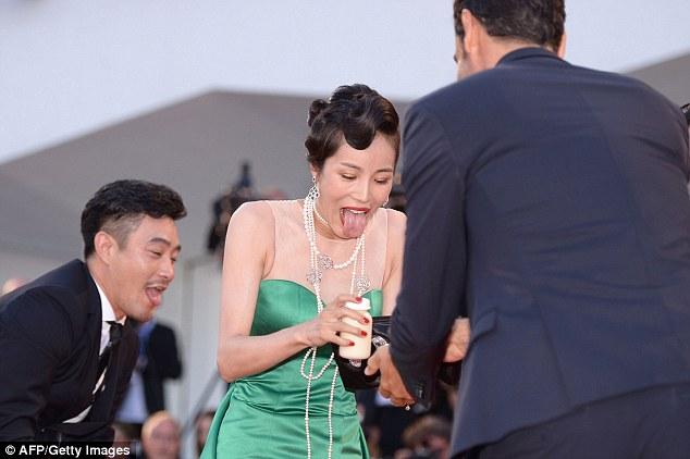 Nữ diễn viên Hàn Quốc ngã sấp mặt trên thảm đỏ LHP Venice - Ảnh 11.
