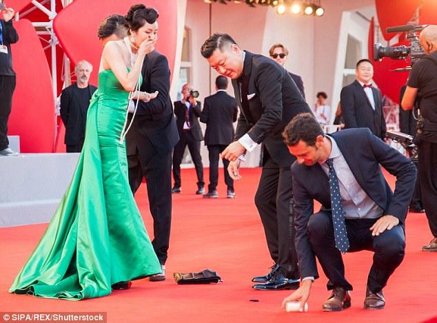 Nữ diễn viên Hàn Quốc ngã sấp mặt trên thảm đỏ LHP Venice - Ảnh 13.