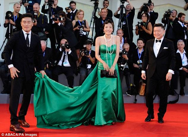 Nữ diễn viên Hàn Quốc ngã sấp mặt trên thảm đỏ LHP Venice - Ảnh 14.