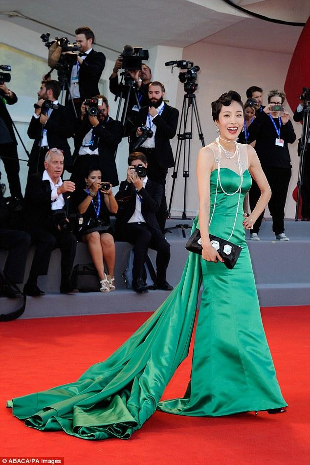 Nữ diễn viên Hàn Quốc ngã sấp mặt trên thảm đỏ LHP Venice - Ảnh 15.