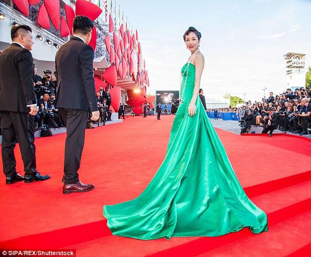 Nữ diễn viên Hàn Quốc ngã sấp mặt trên thảm đỏ LHP Venice - Ảnh 17.