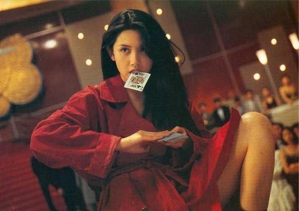 'Nữ thần gợi cảm' màn ảnh Hong Kong thập niên 90 giờ ra sao?