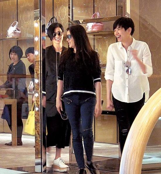 Báo Hong Kong đưa clip Lý Nhã Kỳ đi mua sắm cùng Xa Thi Mạn